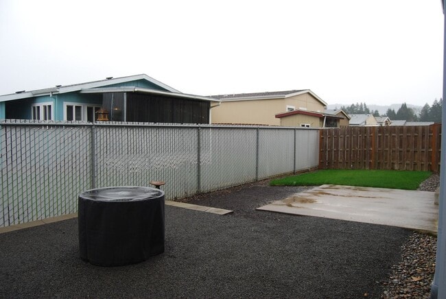 Building Photo - Well Maintained 3 Bedroom 2.5 Bath Newberg OR