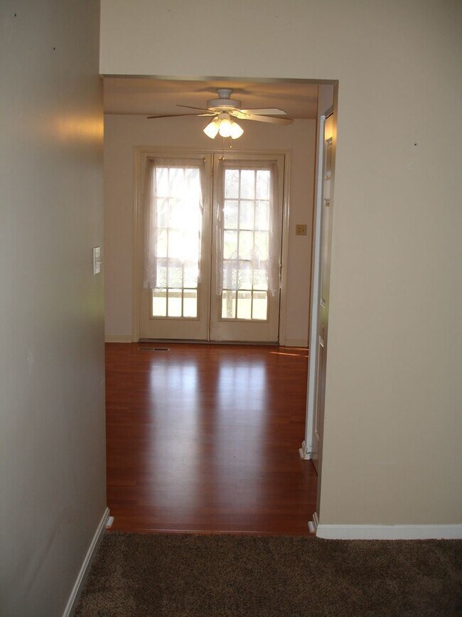 Building Photo - 3 br, 1.5 bath House - 41 LAURIE LANE