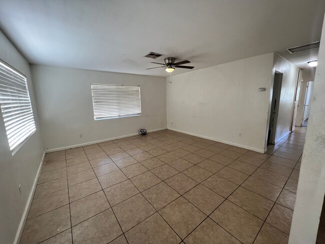 Building Photo - 5 Bedroom 2 Bath - Close to 29 Palms Marin...