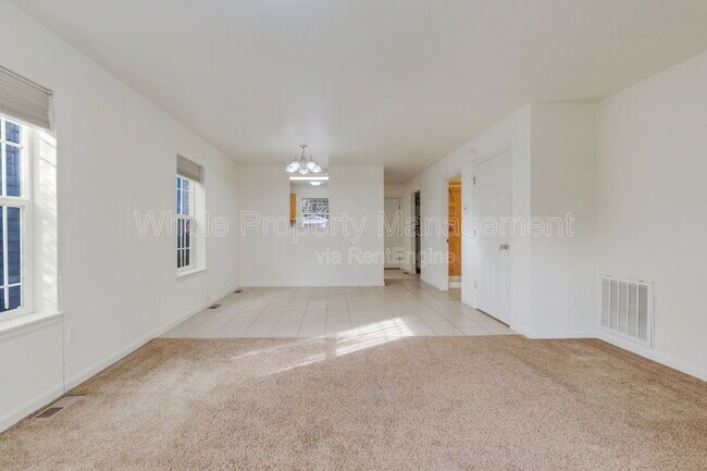 Foto del edificio - 1577 Chase St
