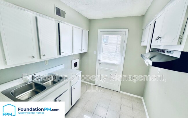 Building Photo - 1742 Gowan Dr