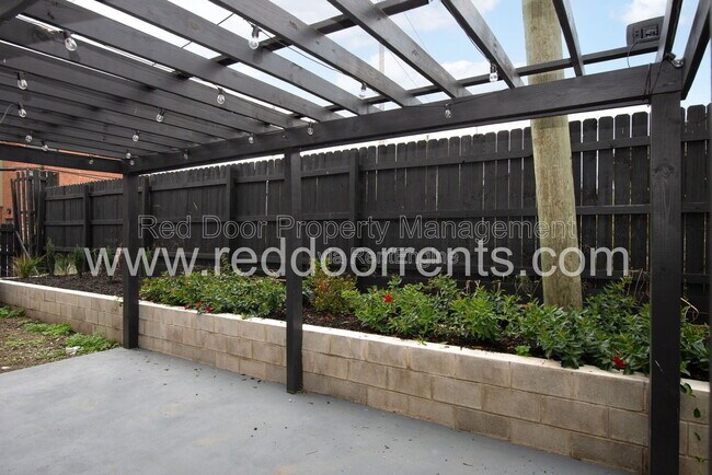 Foto del edificio - 1329 E Market St