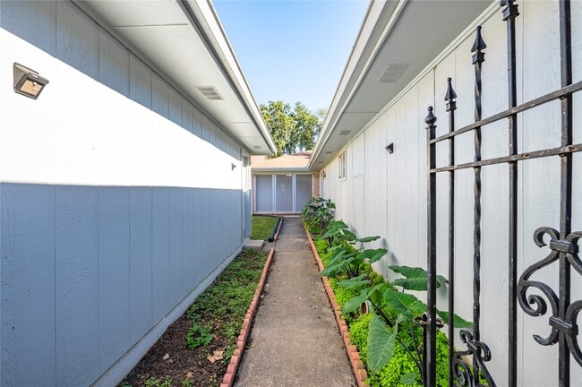 Building Photo - 10215 Kirkwren Dr