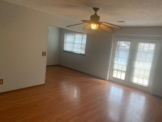 Building Photo - 3 Bedrooms + 1.5 Bath + 2 Car Garage