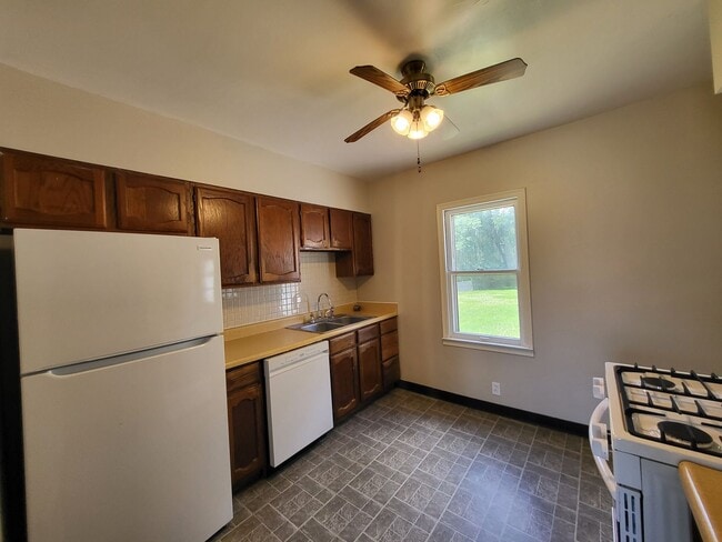 Building Photo - Don't miss this fully fenced back yard, de...