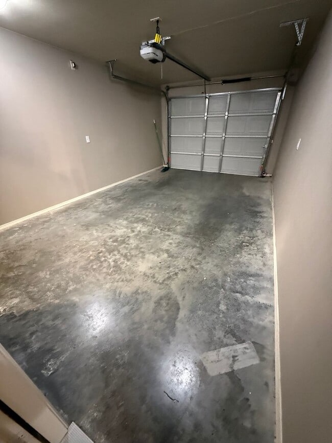 Building Photo - 2 Bed 1 Bath House, Total Electric, Yard Care Included.