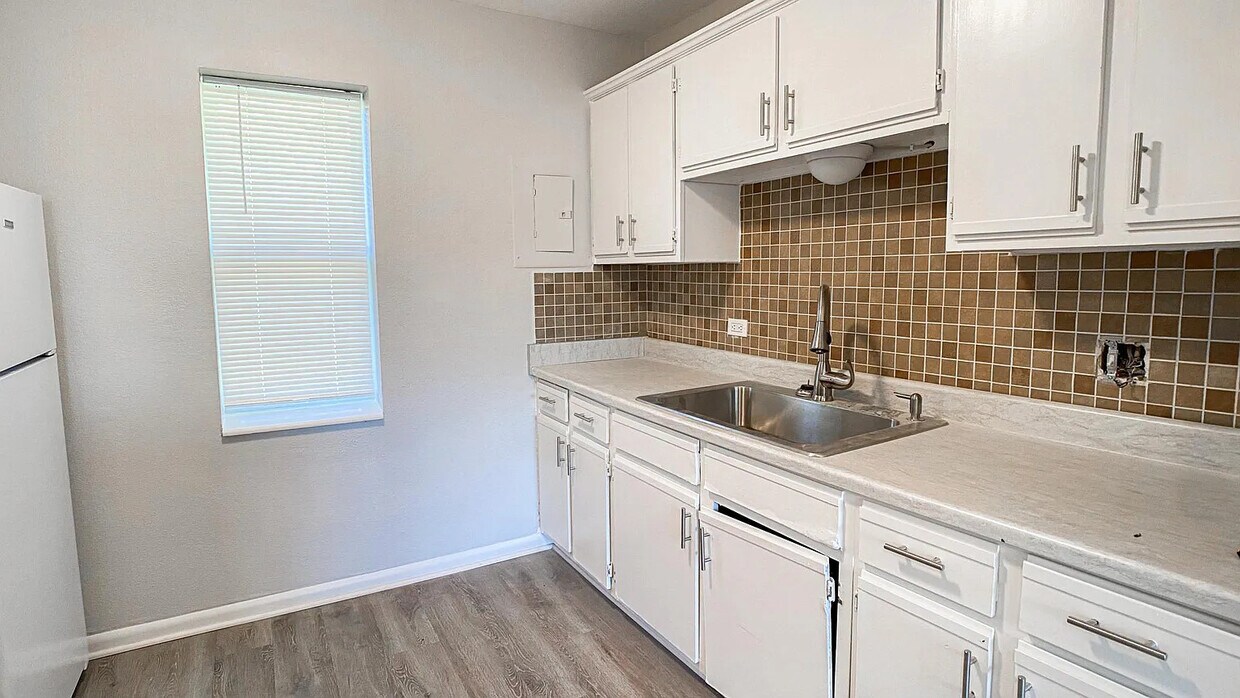 Foto principal - 8220 Troost Ave