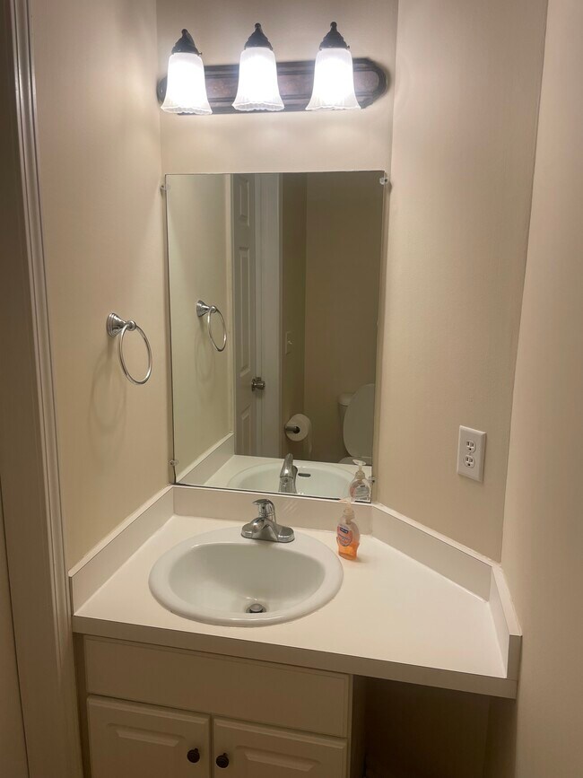 Foto del edificio - 1727 Andover Blvd