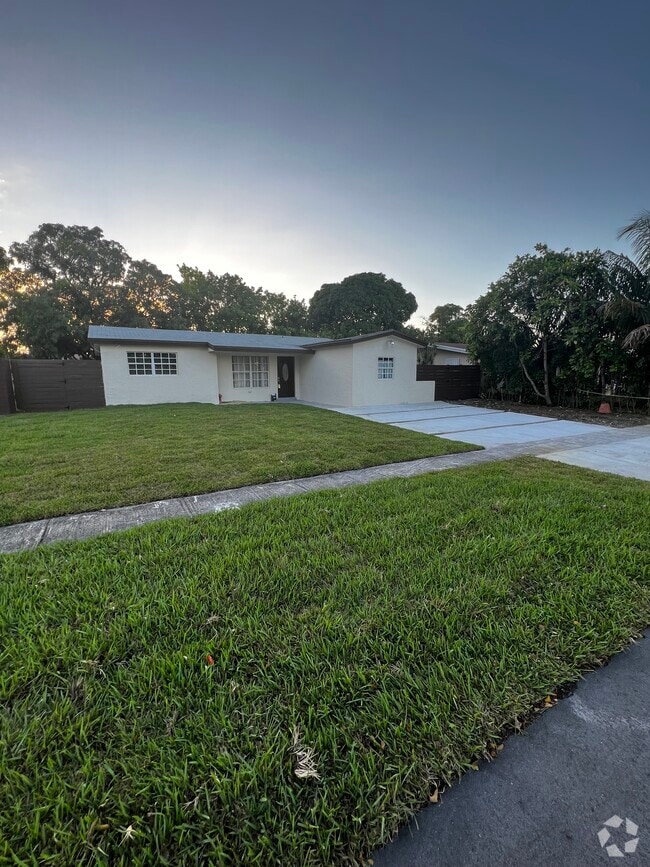 Building Photo - 3521 NW 35th Ave