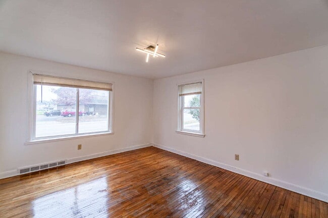 Building Photo - Updated Efficiency Apartment with Modern Kitchen & Bath – Pets Welcome!