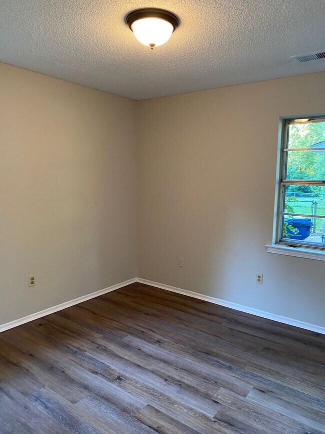 Foto del edificio - 5630 Crestwood Dr