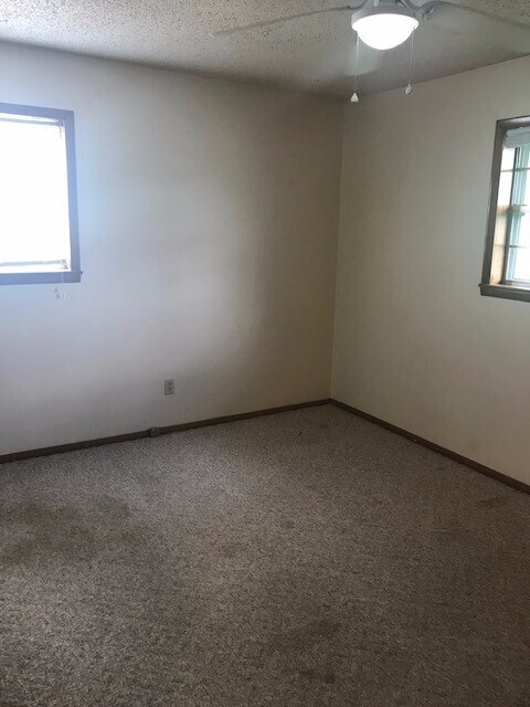 Building Photo - Split level, Basement! Close to mall! $1095!
