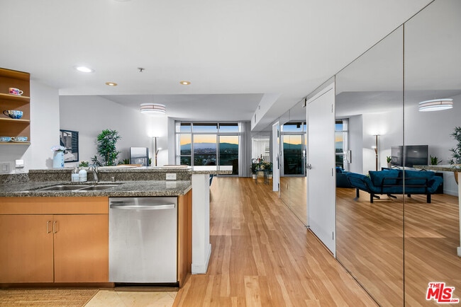 Building Photo - 13700 Marina Pointe Dr