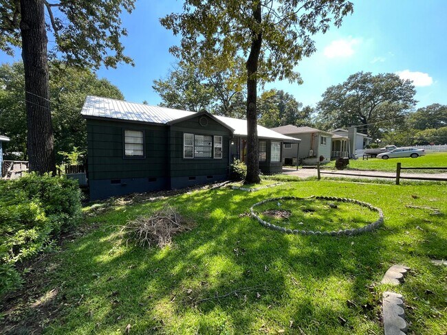 Building Photo - 1413 Carol Cir
