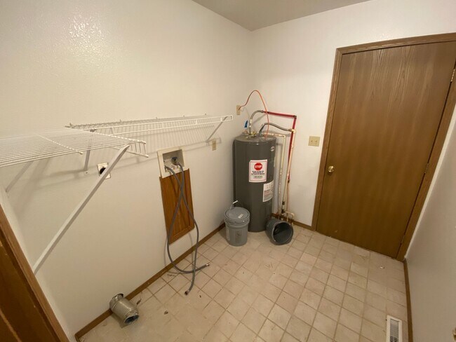 Foto del edificio - Looking for a spacious 3 bedroom 2 bath ho...