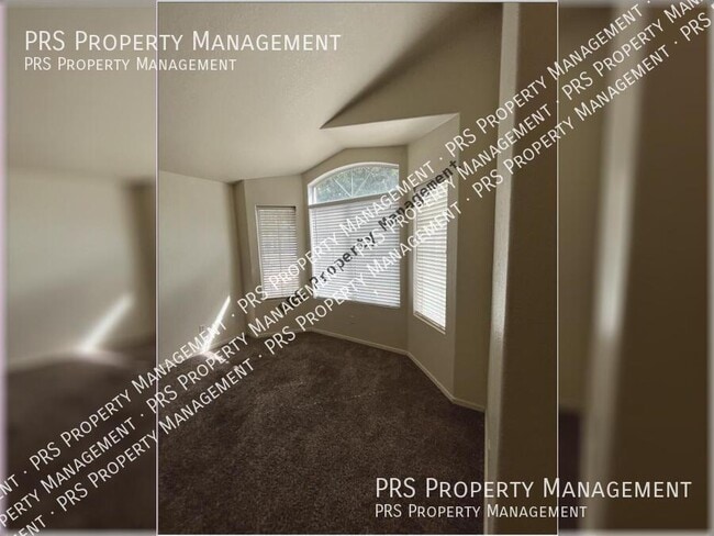 Building Photo - 818 W Silver Creek Rd