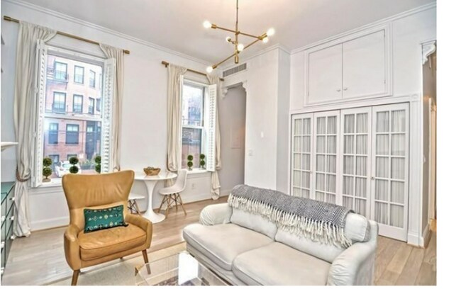 Building Photo - 341 Beacon St