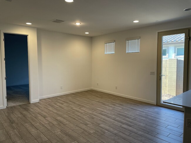 Building Photo - 533 S Avocet St