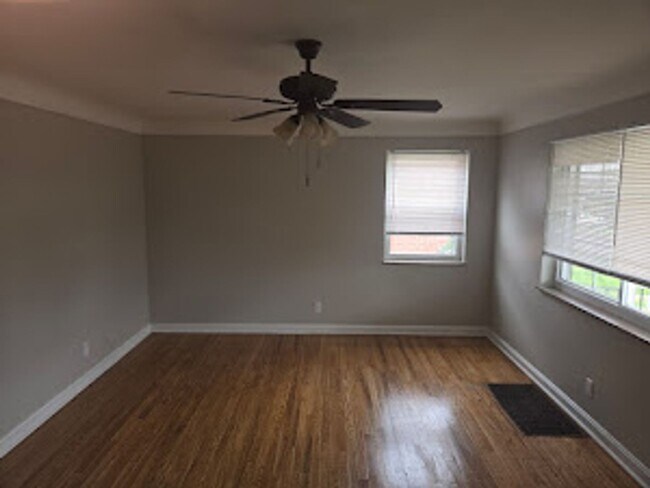 Building Photo - Charming 2 Bedroom 1 bathroom 1 car garage...