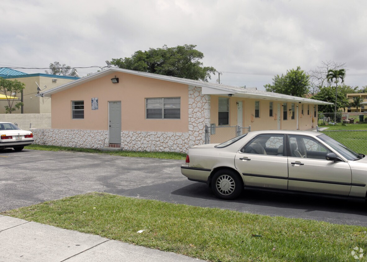 Foto del edificio - 580-592 NE 150th St