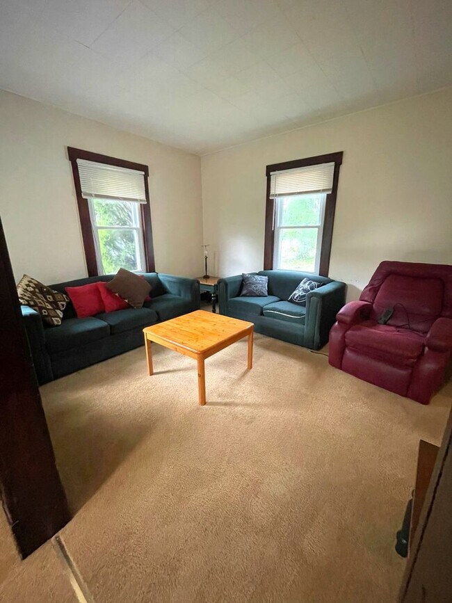 Foto del edificio - 117 E Davis Ave