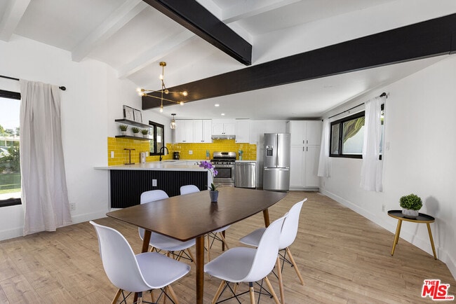 Foto del edificio - 44251 Russell Ln