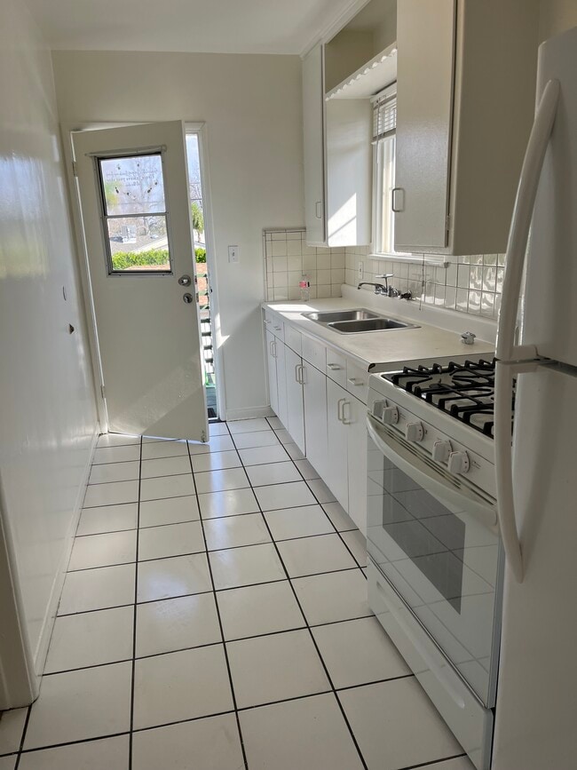 Building Photo - 5644 1/2 Kester Ave