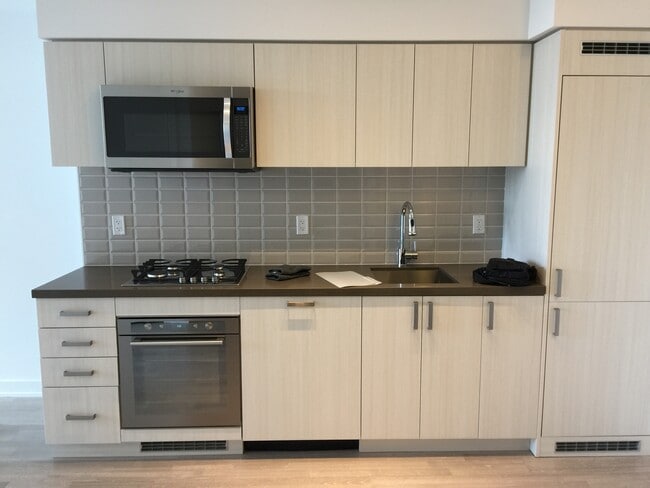 Building Photo - 501-501 St Clair Ave W