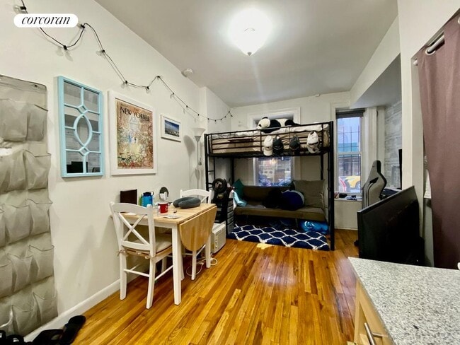 Foto del edificio - 239 W 100th St