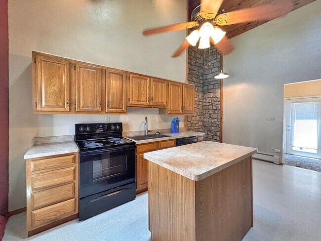 Foto del edificio - HISTORIC TWO-STORY HOME WITH CHARMING FEAT...