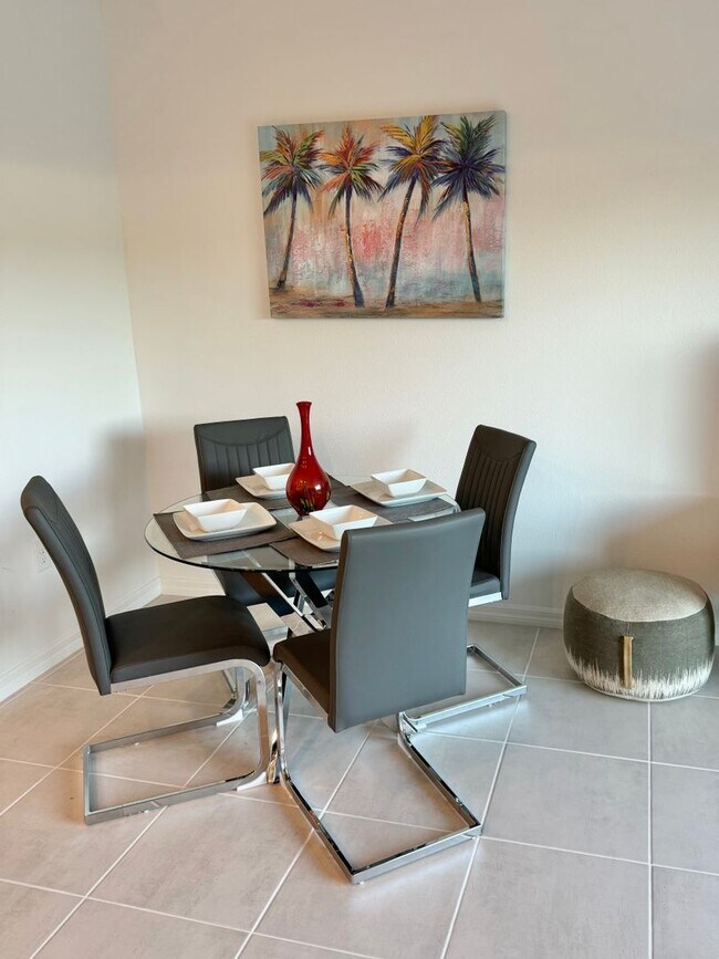 Foto del edificio - Annual furnished 3 bed/ 2 .5 bath townhous...