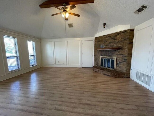 Building Photo - 2046 Lorient Dr