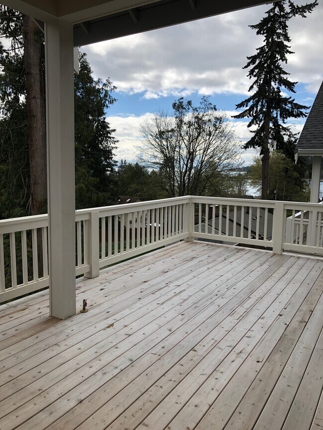 Building Photo - Gorgeous Home in the Wing Point Area of Ba...