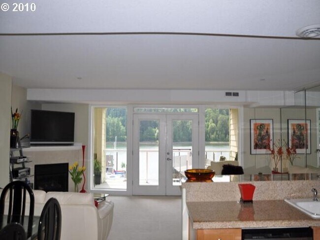 Building Photo - GORGEOUS CONDO IN SELLWOOD - WAVERLY LANDI...