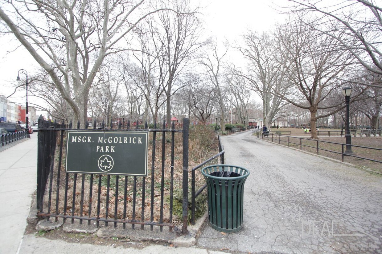 Primary Photo - 209 Nassau Ave