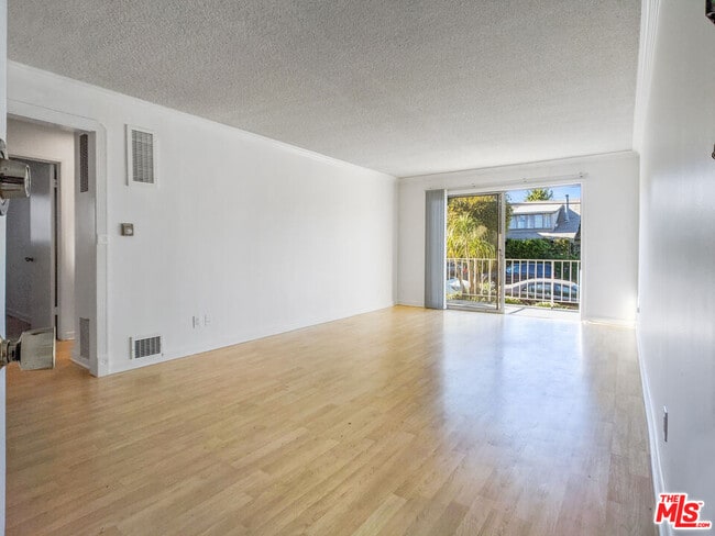 Foto del edificio - 440 Raymond Ave