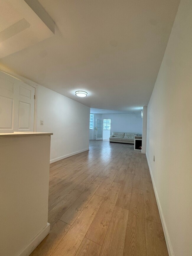 Building Photo - 801 Brickell Bay Dr