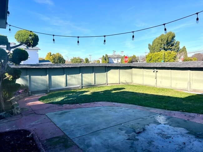 Building Photo - Lovely corner lot home in throwing distance to popular Parkside Montessori home with lots of natu...