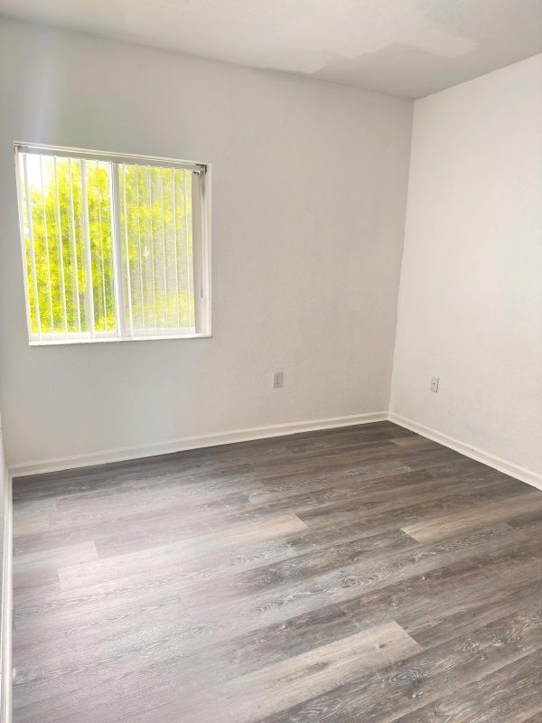 Foto del edificio - 1145 Golden Lakes Blvd