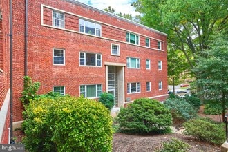 Building Photo - 1322 Fort Myer Dr