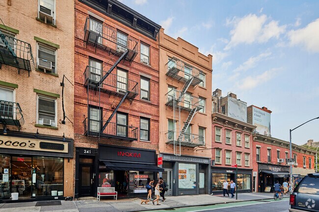 Building Photo - 239 Bleecker St