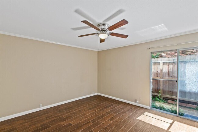 Building Photo - 2121 Fountain View Dr