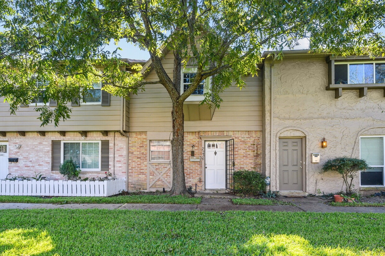 Photo - "Charming 2-Bed, 2-Bath Townhouse Retreat in the Heart of Houston - 7236 Crownwest St, 1156 Sq Ft of