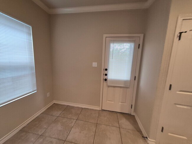 Foto del edificio - 7034 Lakeview Dr.