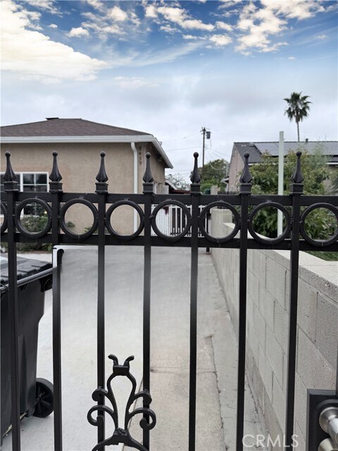 Foto del edificio - 8459 O'Melveny Ave