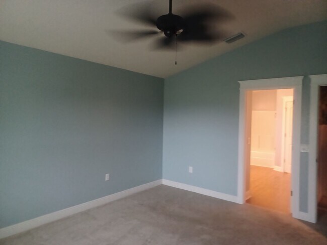 Foto del edificio - Spacious, Newly Remodeled  3 bedroom, 2 bathroom screened lanai GREAT LOCATION