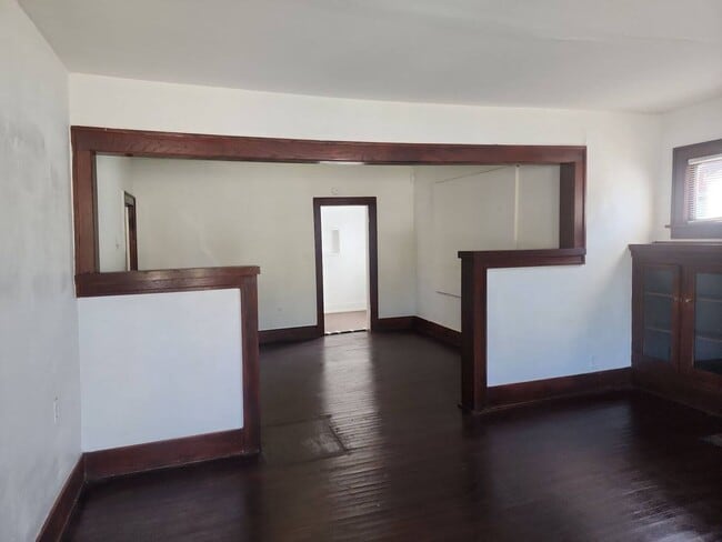 Building Photo - 2 bedroom 1 bathroom home