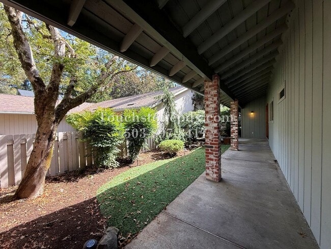 Building Photo - 13540 SW Hyland Park Ct
