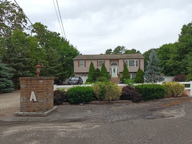 Building Photo - 4 Pinewood Ave