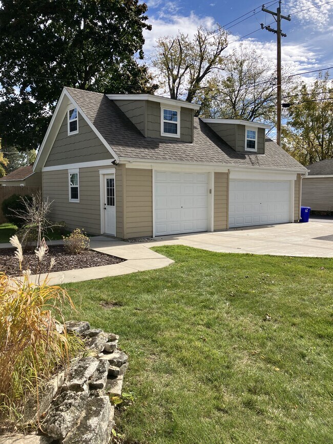 322 Oakton Ave Unit 322Upper, Pewaukee, WI 53072 Apartments in